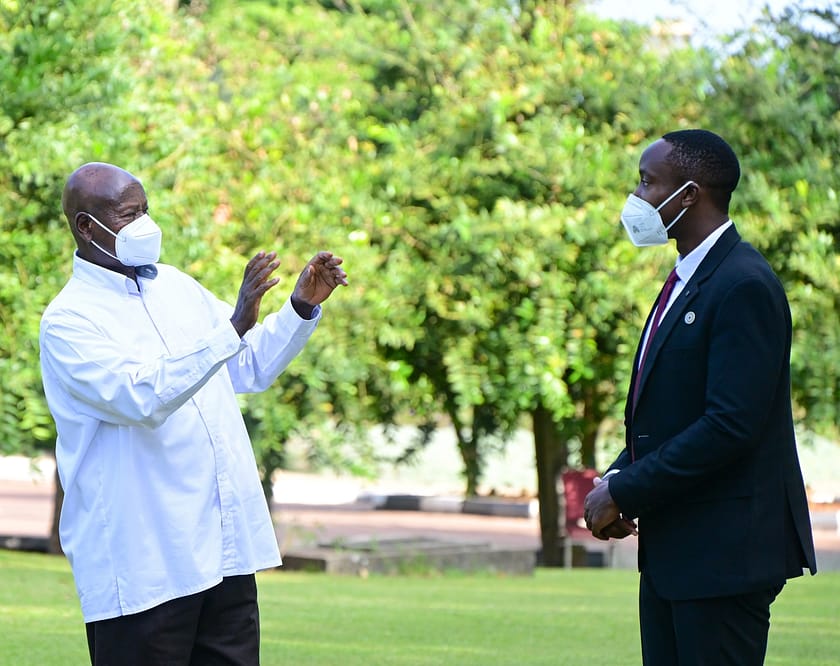 Museveni interacts with the Kyabazinga